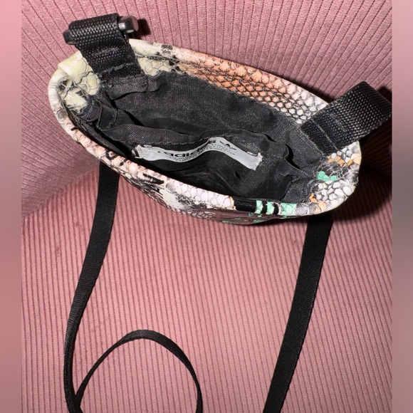 Adidas unisex snake print minimalist crossbody bag - Picture 3 of 4